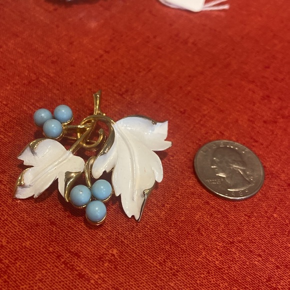 Signed Sarah Coventry Brooch-White enamel and blue berries - Picture 2 of 4